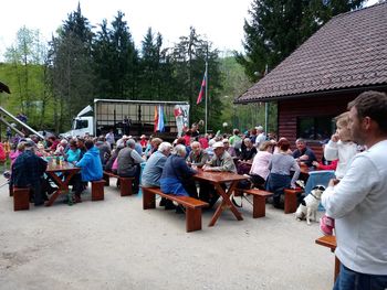 Prvomajsko srečanje pri koči Na ovinku v Grčarevcu Prvomajsko srečanje pri koči Na ovinku v Grčarevcu