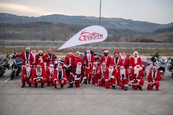 Božički na motorjih obiskali otroke v Vipavski dolini Božički na motorjih obiskali otroke v Vipavski dolini