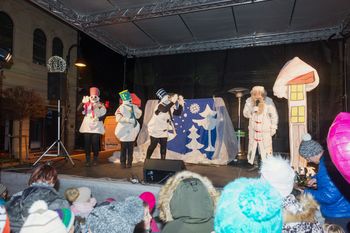 Obisk dedka Mraza in otroška predstava Zima je zaspala