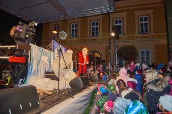 Obisk Božička, otroška predstava Janko in Metka in nastop skupine Dwajg