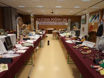 Razstava ročnih in umetniških del društev invalidov Zveze delovnih invalidov Slovenije z mednarodno 
