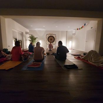 Zvočna kopel: Zvočno uglaševanje telesa z Aljo Petric