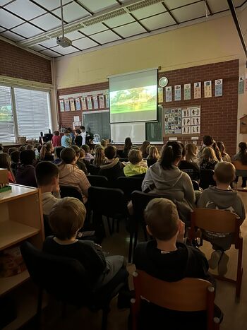 Kino popoldne na Osnovni šoli prof. dr. Josipa Plemlja Bled – ko ideje oživijo in učenci zasijejo kot podjetniki!