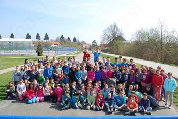 Otroci tečejo med čistilno akcijo