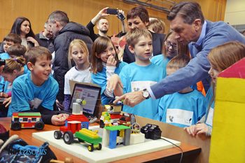 Tudi Pahor med Lego kockami