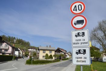 Tovornjaki ponovno skozi Delavsko naselje