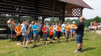 Pomlad pestra za godbo