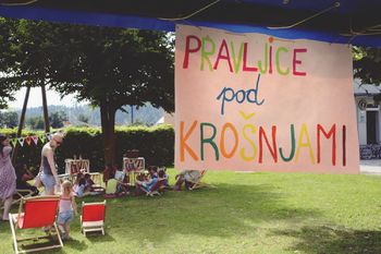 Pod krošnje se vračajo knjige