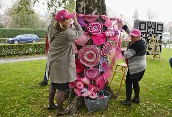 Rožnate pletenine tudi na Vrhniki