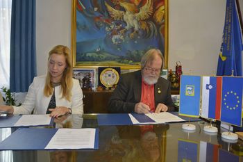 Podpisali pogodbo za gradnjo novega prizidka