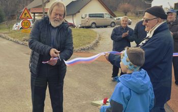 Poslej po asfaltu na Mavsarijo