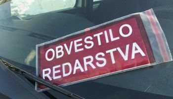 Parkiral, odšel v zdravstveni dom in dobil listek