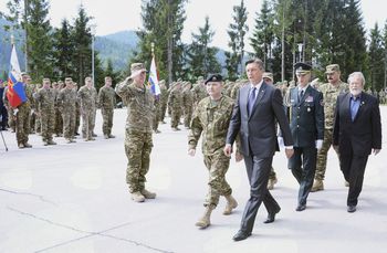 Jutranji postroji in dvigi zastave poslej v družbi Cankarja