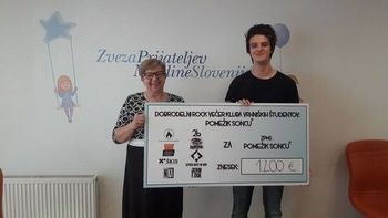 Dobrodelni študenti zbrali 1200 evrov za letovanje otrok