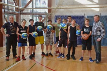 Hainz podelil žoge mladim košarkašem