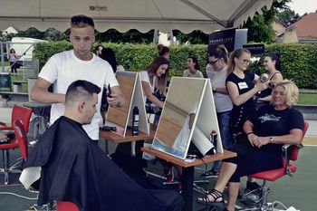 Dobrodelne frizerke zbrale preko dva tisoč evrov