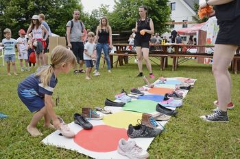 Mravljica Ula si je čevlje obula