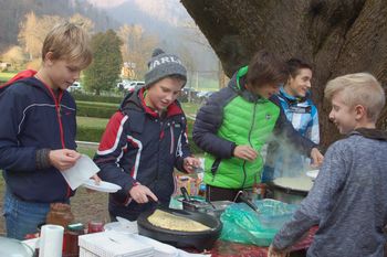 Devetošolci na Miklavževem sejmu pekli palačinke