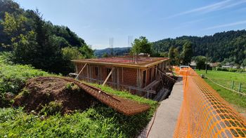 Gradnja poslovilne vežice na Vrzdencu dobro napreduje