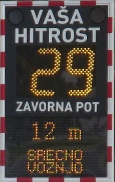 V Brezju opozorilnik hitrosti s prikazom zavorne poti