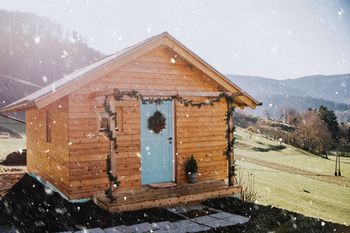 V Zabočevem je čez poletje zrasla pravljična lesena hišica …