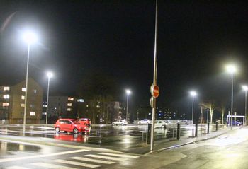 Parkirišče pri železniški postaji je osvetljeno