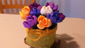 V KUD Kosec izdelovali prve spomladanske rožice