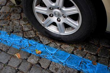 Od ponedeljka ponovno dovoljena uporaba igral, parkiranje pa časovno omejeno