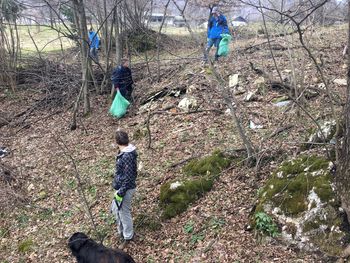 Vljudno naprošeni, da na sprehodih kdaj pa kdaj poberete in pravilno odvržete tudi odpadke