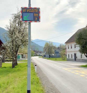 Postavljen prikazovalnik hitrosti na Dolu