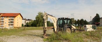 Zaključena pot do sodobnega parkirišča in kolesarnice pri železniški postaji