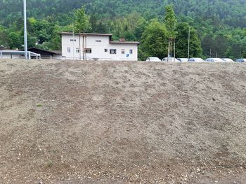 Zatravitev parkirišča pri železniški postaji ogroža preveč sproščena igra otrok