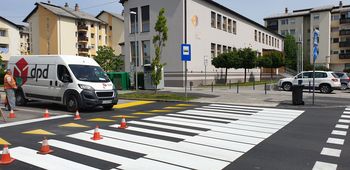 Po "klavirskih tipkah" čez cesto