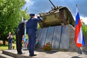 Župan in ruski ataše položila venec