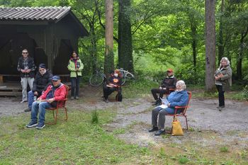 Radi berete Cankarja? Lahko doma ali v naravi.
