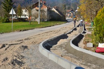 V Podlipi širijo cestišče