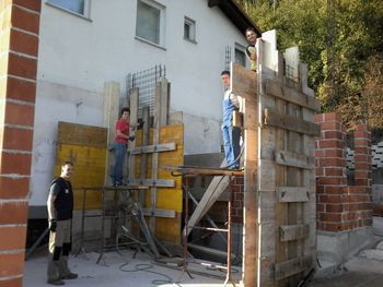 Loški gasilci ob 100-letnici oblekli gasilski dom Loški gasilci ob 100-letnici oblekli gasilski dom