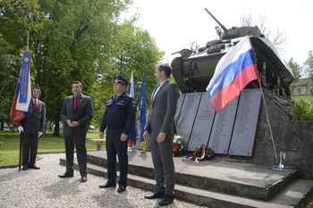 Ruski ataše Mališev in župan Cukjati položila venec