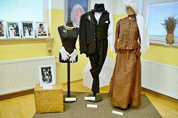 Poročna obleka iz 1941, ki jo nosijo še danes