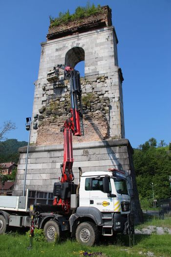 Čiščenje vegetacije s stebra borovniškega viadukta