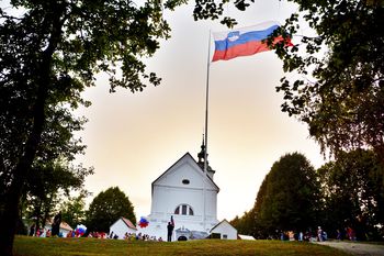 Častna straža dvignila zastavo velikanko na Sveti Trojici