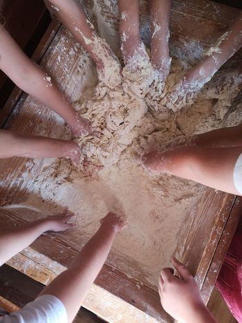 Peka kruha z učenci POŠ Črni vrh