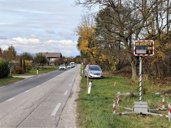 Na Bregu postavljen mobilni prikazovalnik hitrosti vožnje