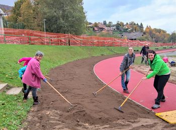 Uspešna delovna akcija urejanja okolice prenovljene atletske steze