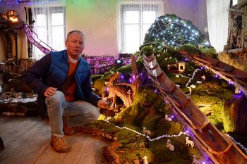 Lojze Bogataj letos postavil kar dvoje jaslic