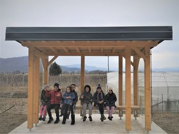 Otroci z Zvrika veseli pokritega postajališča šolskega avtobusa