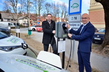 Nove polnilnice: mama Elona Muska se lahko vrne na Vrhniko Nove polnilnice: mama Elona Muska se lahko vrne na Vrhniko