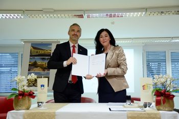 Minister Cigler Kralj na Vrhniko »prinesel« 2,5 milijona evrov