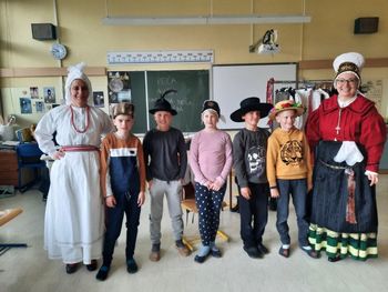 ŠD Ljudski plesi v OŠ Log - Dragomer za 4. razrede