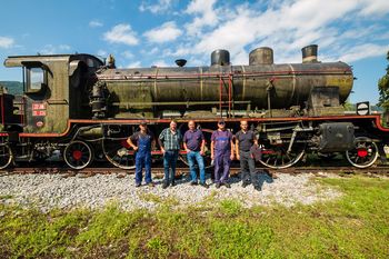Borovniško železniško postajo spet krasi parna lokomotiva